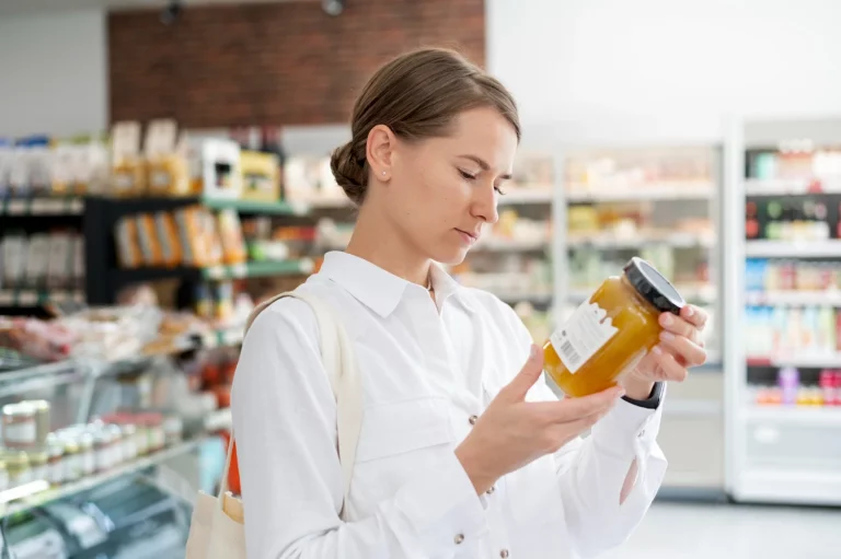 Cómo leer las etiquetas de los alimentos y elegir las opciones más saludables al hacer la compra